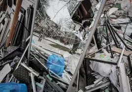 Ventanas rotas de un edificio residencial de Kiev dañado por el ataque ruso con misiles.