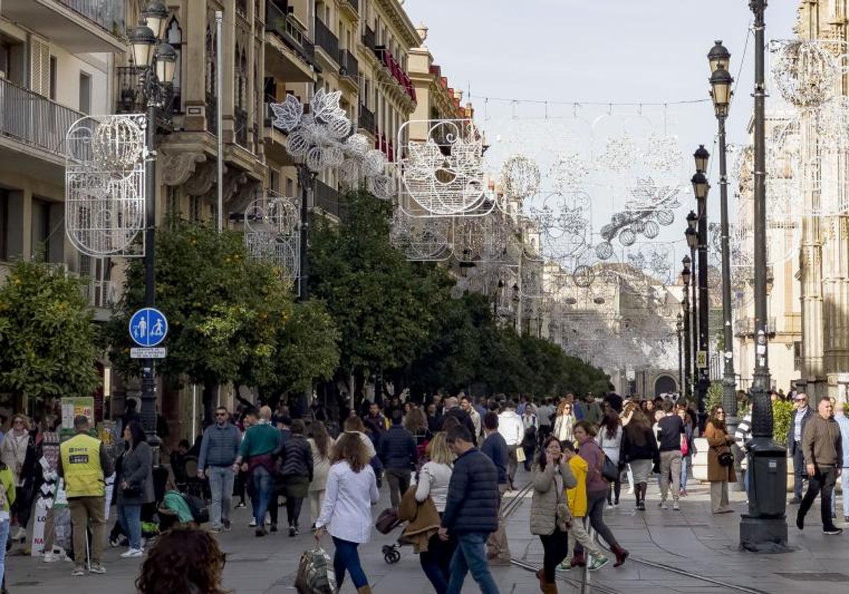 Vecinos y turistas pasean por las calles de Sevilla el pasado puente.