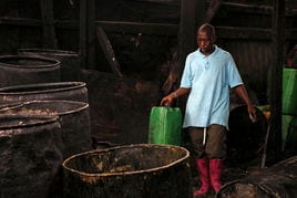Un hombre elabora jabón de piedras en Costa de Marfil.