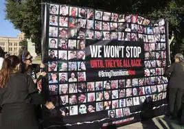 Un cartel con retratos de todos los rehenes desaparecidos del ataque de Hamas del pasado 7 de octubre en Israel