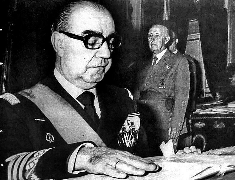 Carrero jura el cargo de presidente del Gobierno ante Franco.