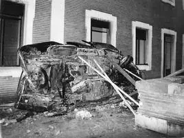 El coche de Carrero Blanco, en el alero donde quedó destrozado tras la explosión.