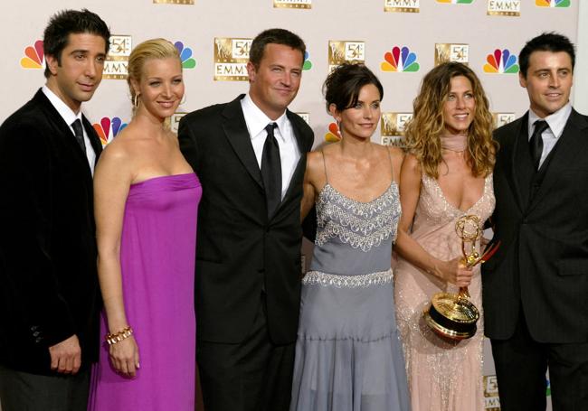 Matthew Perry junto al resto del reparto de la exitosa serie de televisión 'Friends'.