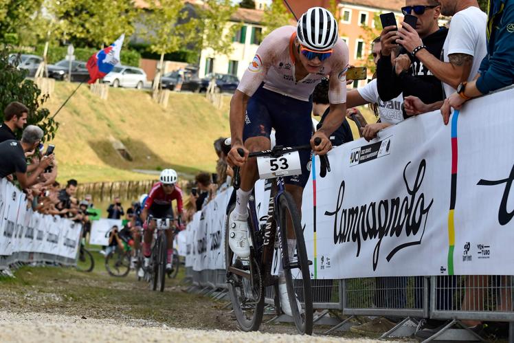 Mathieu van der Poel durante el mundial de Vicenza de ciclismo 'gravel' de 2022, primer año en el que se disputó el campeonato. La bicicleta que utiliza es un modelo de carretera.