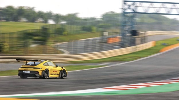 El récord anterior de un coche de serie lo batió el propio Narain Karthikeyan, en 2019