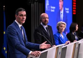 El presidente del Gobierno, Pedro Sánchez, junto al del Consejo Europeo, Charles Michel, y la de la Comisión, Ursula Von der Leyen este viernes en Bruselas