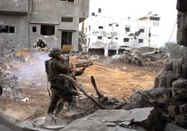 Los soldados israelíes operan en la Franja de Gaza