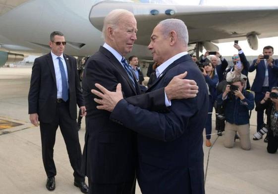 Joe Biden y Benjamin Netanyahu se saludan en Tel Aviv.