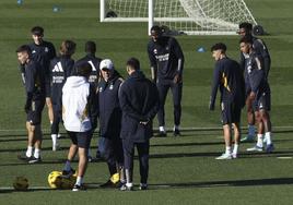 Los futbolistas del Real Madrid y Ancelotti, durante el entrenamiento de este sábado.