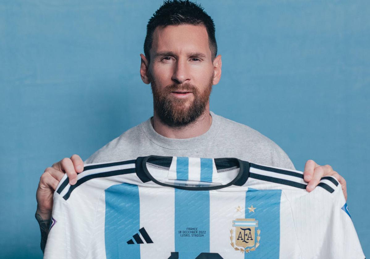 Messi con una de las camisetas que usó en la final.