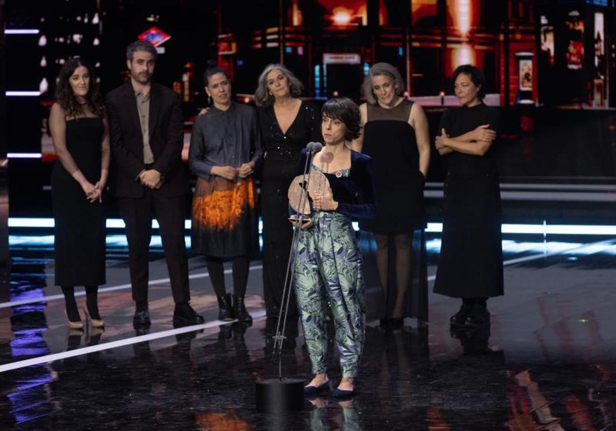 La guionista y directora de cine Estibaliz Urresola recibe el premio junto a su equipo,