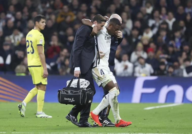 David Alaba se retira del césped durante el Real Madrid-Villarreal tras romperse el cruzado.,