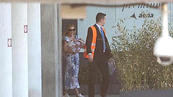 Ana Obregón, de rosa bebé, radiante en el bautizo de su nieta