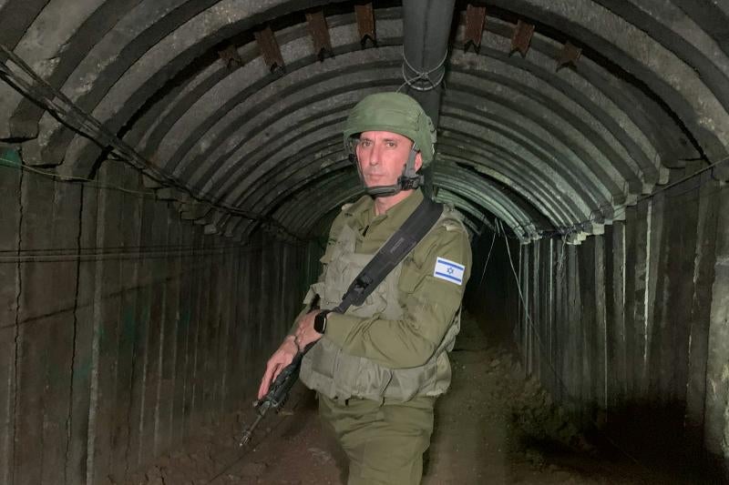 El contralmirante Daniel Hagari, portavoz del Ejército israelí, muestra el tunel.