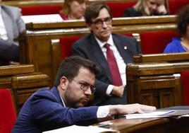 alvador Illa observa a Pere Aragonès durante el pleno del Parlament de Cataluña celebrado el pasado miércoles.