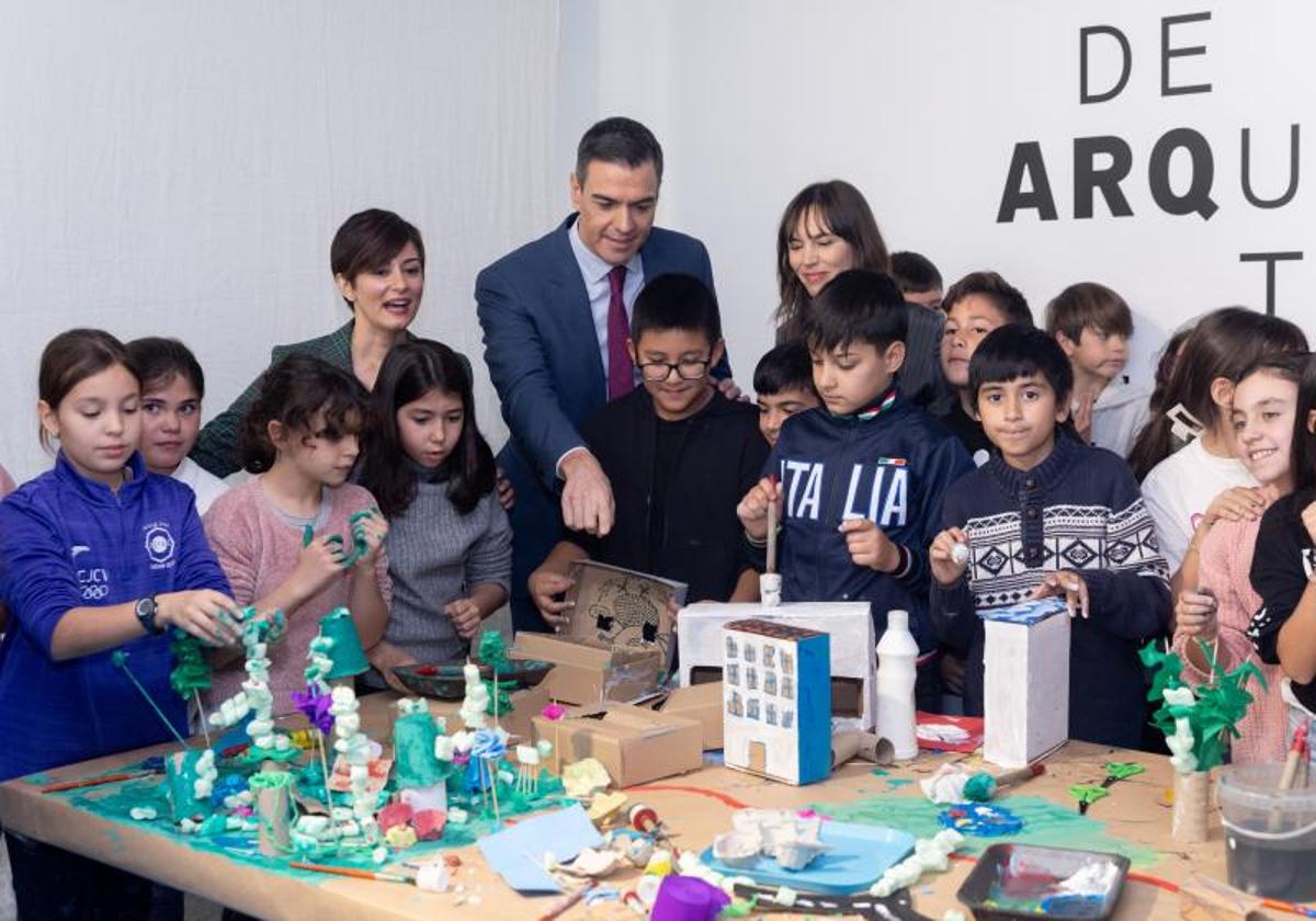 Isabel Rodríguez y Pedro Sánchez, junto a niños durante la inauguración de la Casa de la Arquitectur