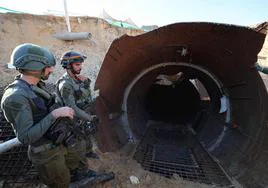 Soldados de Tel Aviv vigilan el túnel construido por Hamás para acceder a territorio israelí.
