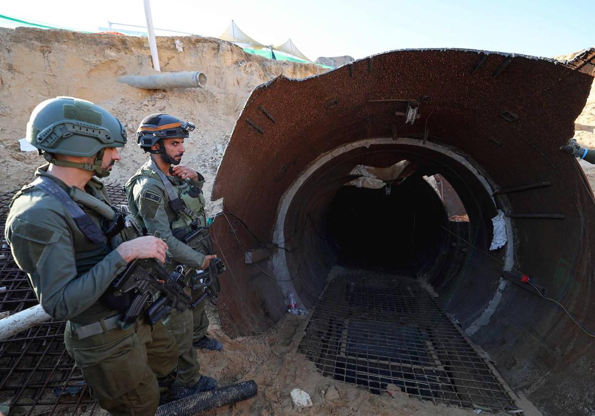 Soldados de Tel Aviv vigilan el túnel construido por Hamás para acceder a territorio israelí.