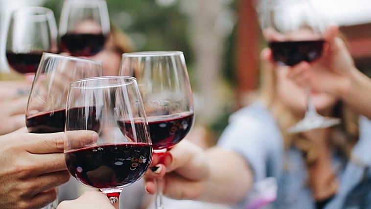 Estrena el nuevo año llenando tu copa con los mejores vinos y cavas del mercado