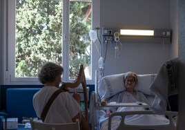 Una paciente en la habitación de una unidad de cuidados paliativos en un hospital madrileño.