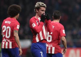 Griezmann besa el escudo del Atlético tras su segundo gol.