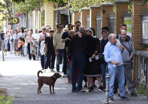 La gente hacía cola frente a un colegio electoral en la Volkshochschule Pankow, en Berlín, para depositar su voto en las elecciones generales de 2021.