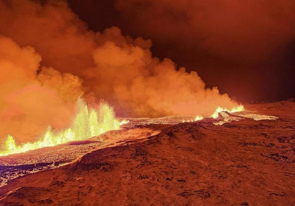 Islandia declara el estado de emergencia por la erupción de un volcán cerca de Grindavik