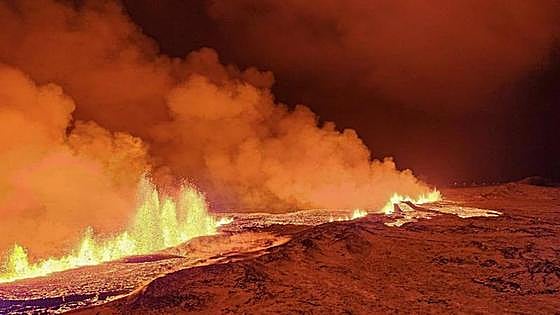 Islandia declara el estado de emergencia por la erupción de un volcán cerca de Grindavik