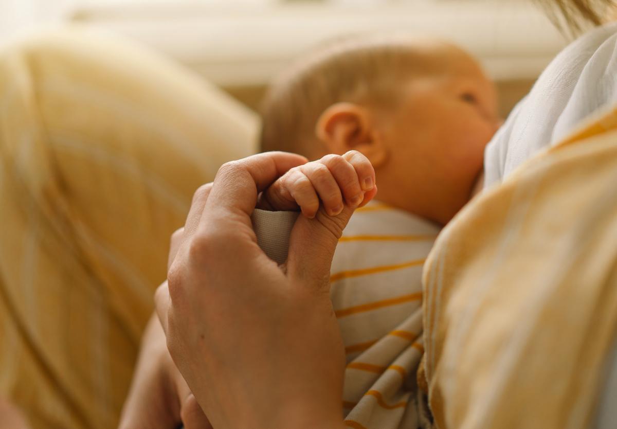 Una mujer alimenta a su hijo.