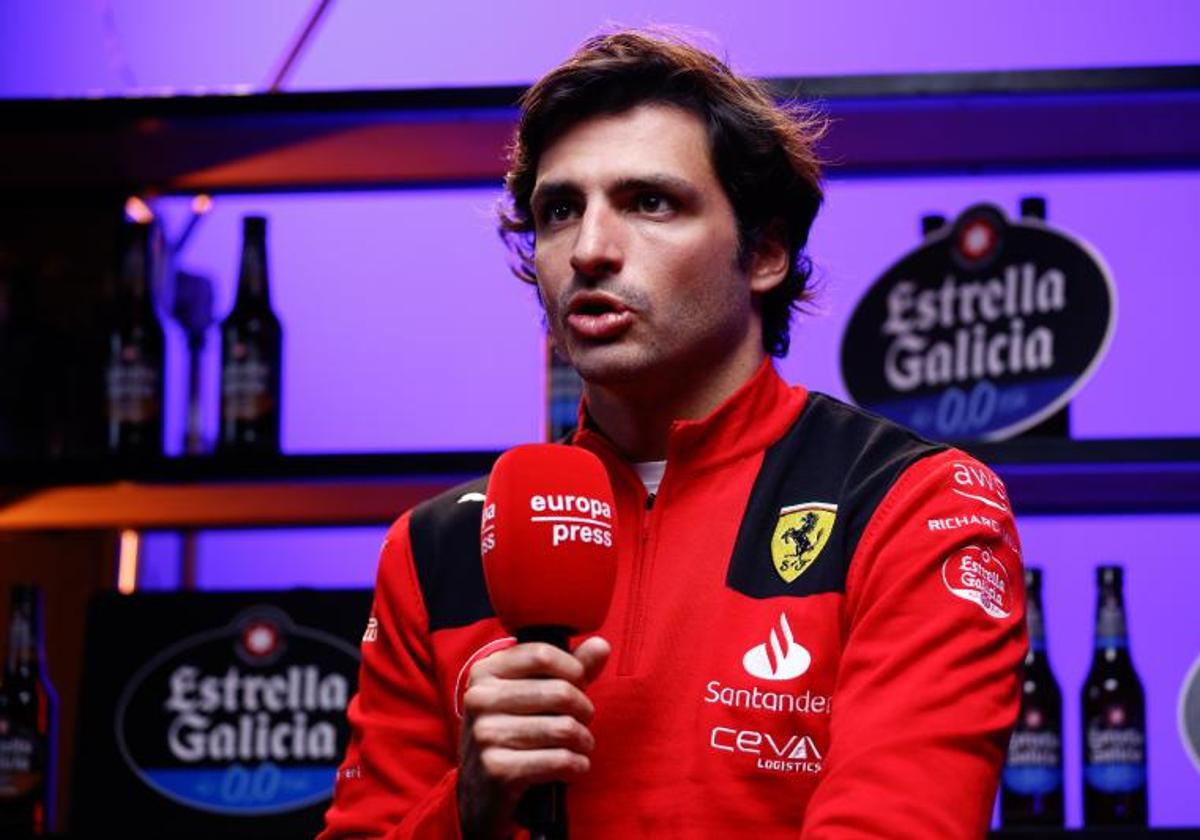 Carlos Sainz, durante su intervención en el acto organizado por Estrella Galicia 0,0.