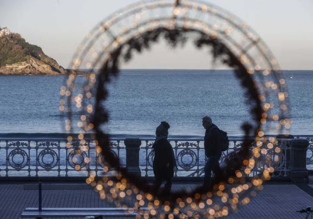 Vista de la playa de la Concha de San Sebastián a través de un adorno navideño.