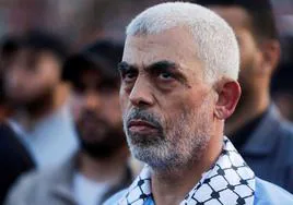 El líder de Hamás, Yehya Al-Sinwar, observa una manifestación palestina en contra de Israel.