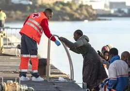 Un salvamento rescata a 48 pesonas de una embarcación cerca de Lanzarote