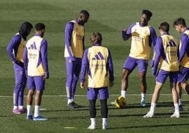 Los futbolistas del Real Madrid, preparando este miércoles el duelo con el Alavés.