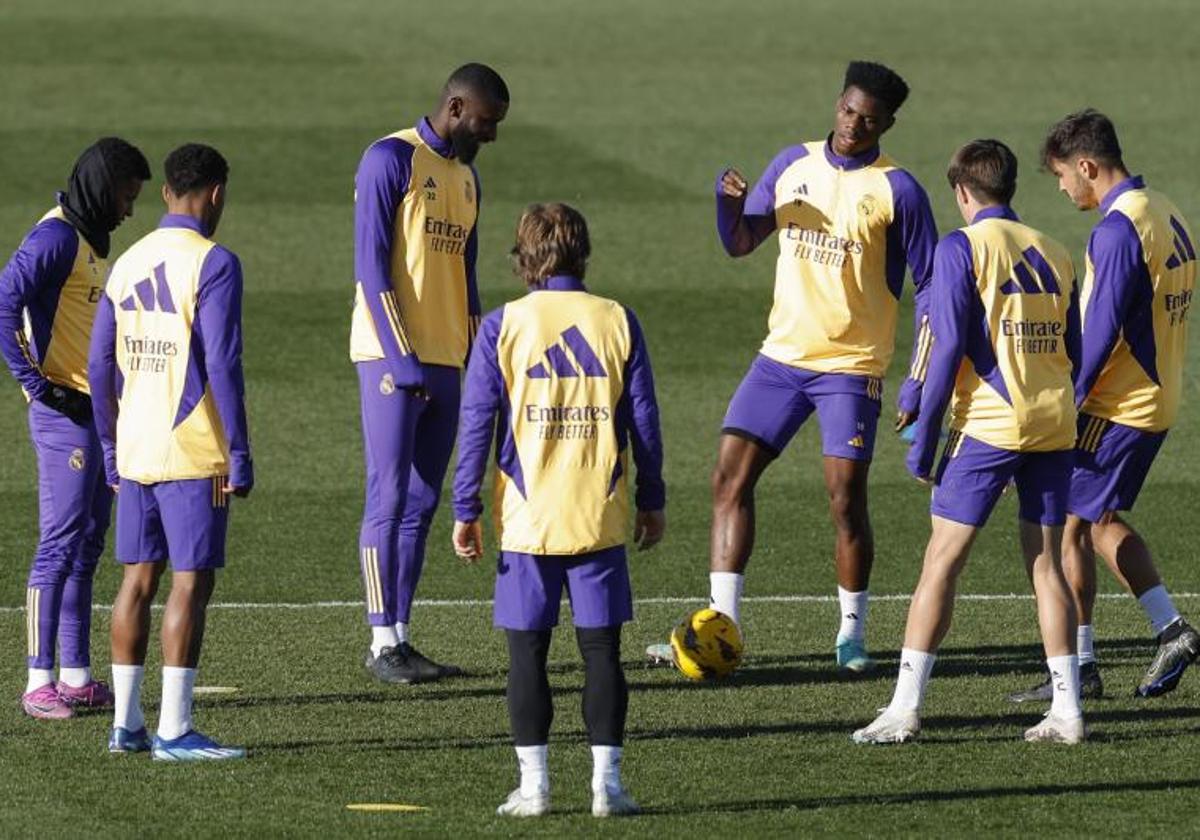 Los futbolistas del Real Madrid, preparando este miércoles el duelo con el Alavés.