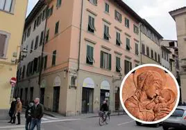 Edificio de Florencia donde estaba la terracota de Donatello y detalle de la misma.