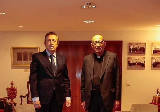 El cardenal. Omella, arzobispo de Barcelona, recibe la auditoría de manos de Javier Cremades.
