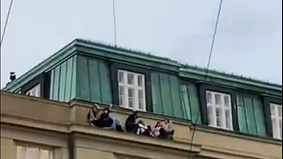 Gritos, carreras, miedo... los vídeos del sangriento tiroteo en la Universidad de Praga