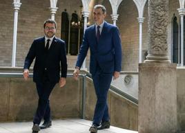 Pedro Sánchez y Pere Aragonès, en la galería gótica del Palau de la Generalitat antes de la reunión.