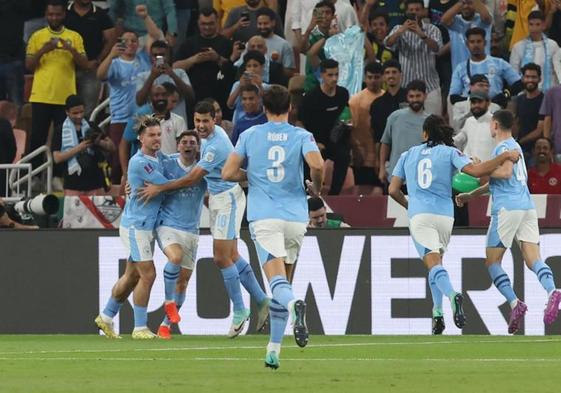 Julián Álvarez (2i) celebra con sus compañeros el gol que abrió la victoria del City ante el Fluminense.