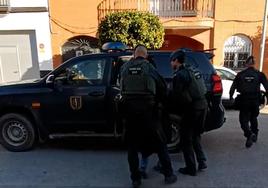 Imagen de los agentes con el detenido.