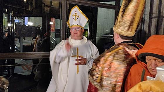 El Papa de la Lotería, el primero en entrar al Teatro Real