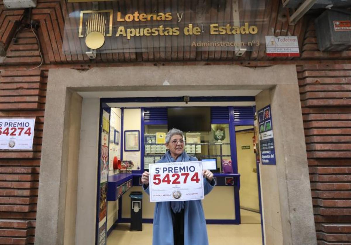 La lotera de la administración de la calle Padre Tomás Lorenzo, en Teruel, muestra un cartel con uno de los quintos premios que ha vendido íntegro.