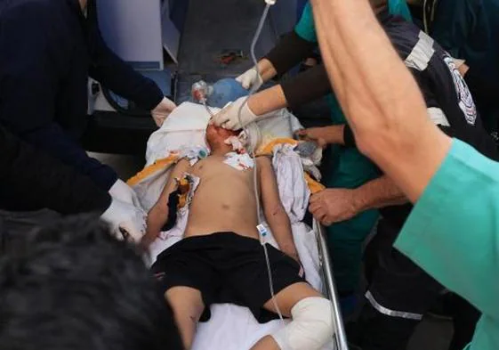 Médicos palestinos transportan a un herido tras un ataque en Rafah.