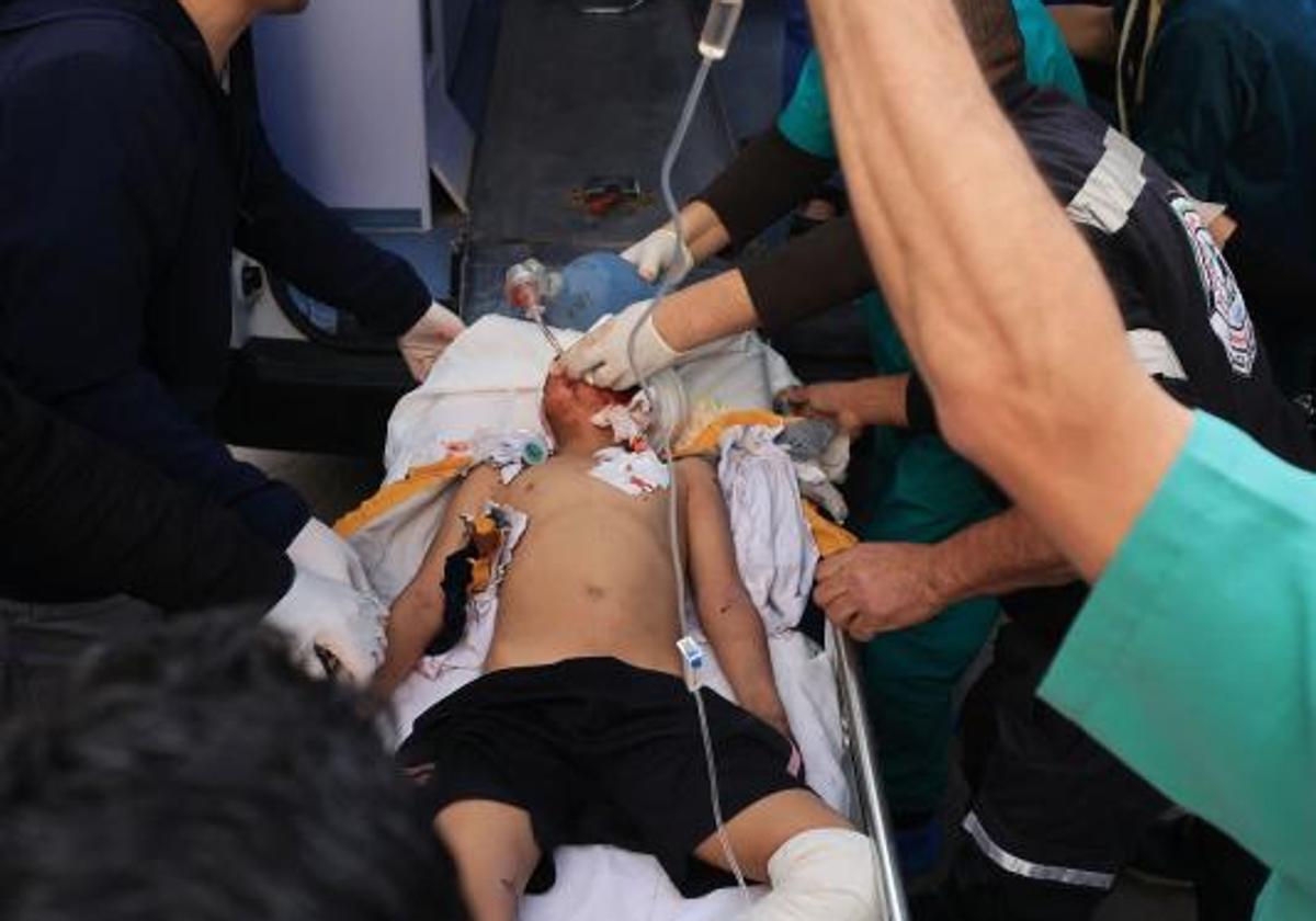 Médicos palestinos transportan a un herido tras un ataque en Rafah.