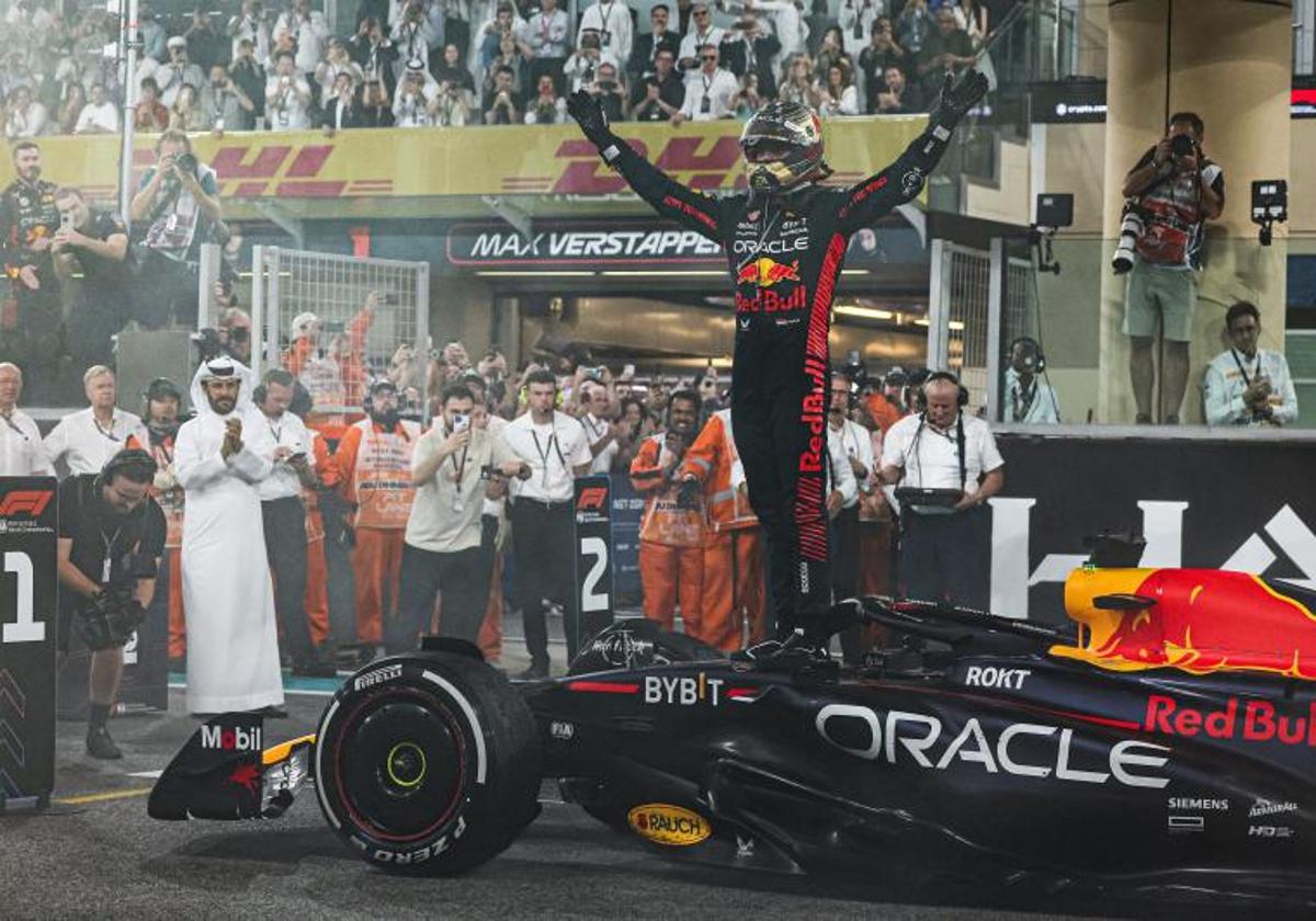 El neerlandés Mx Verstappen celebra su victoria en Yas Marina.