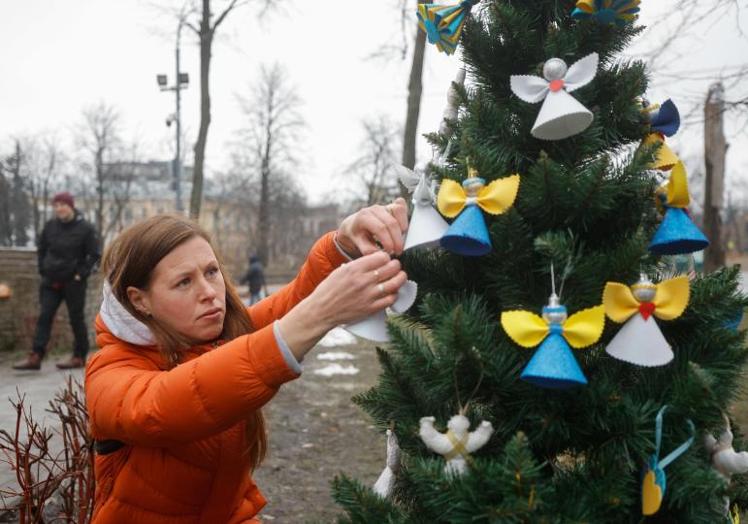 Los ucranianos decoran un árbol de Navidad cerca de la Plaza de la Independencia en Kiev