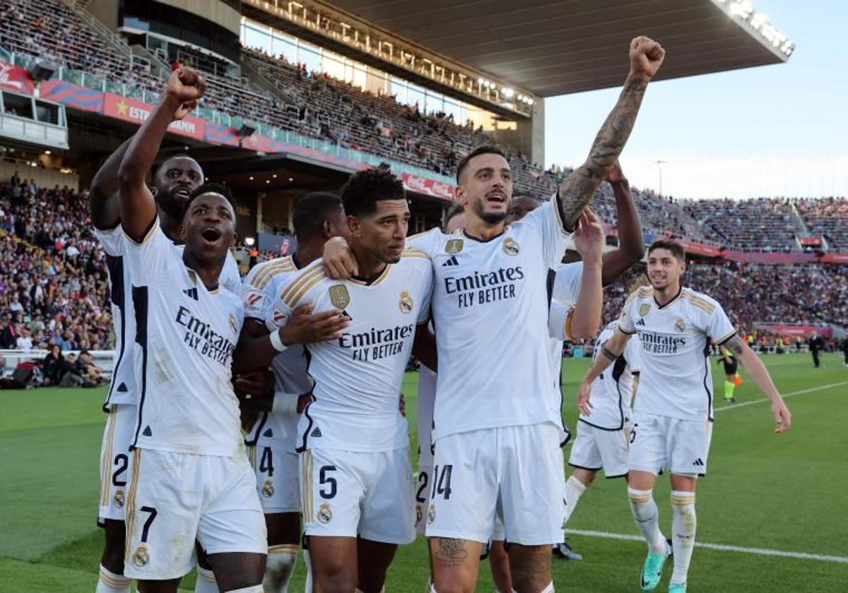 Bellingham celebra junto al resto de compañeros un gol anotado en el último clásico ante el Barça