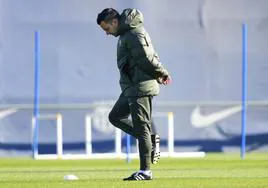 Xavi Hernández, pensativo durant un entrenamiento del Barça.
