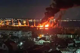 El buque arde en su amarre del puerto de Feodosia tras ser alcanzado por los misiles.